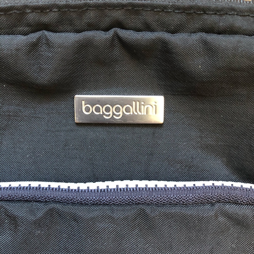 Baggallini Crossbody - Picture 3 of 7